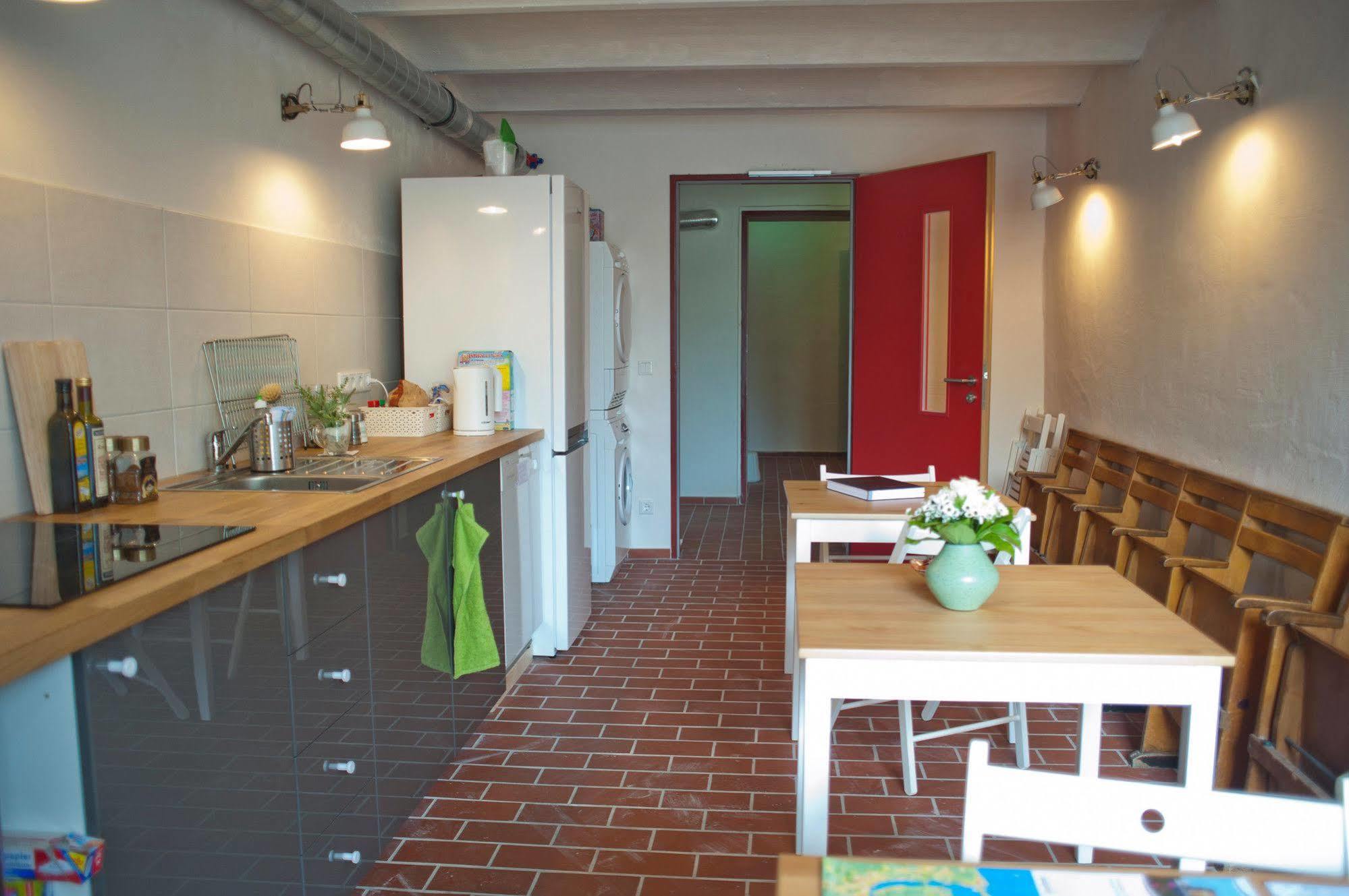 Subraum Hostel Росток Екстериор снимка