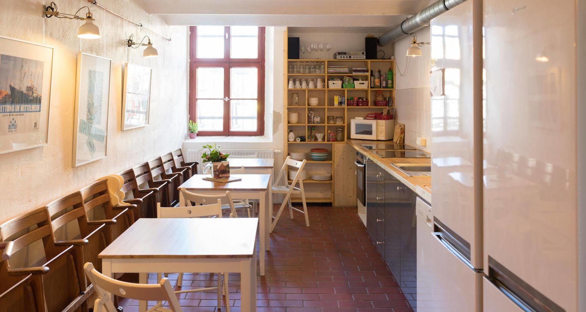 Subraum Hostel Росток Екстериор снимка