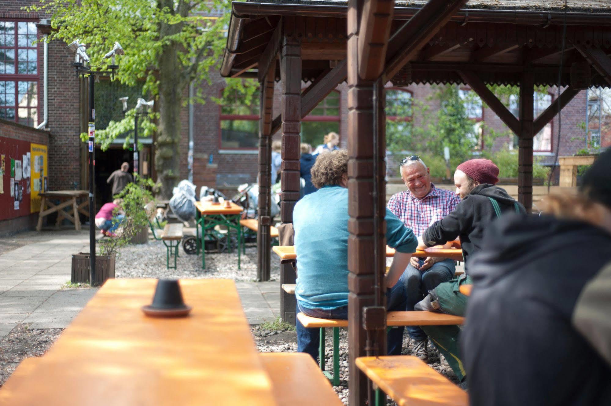 Subraum Hostel Росток Екстериор снимка
